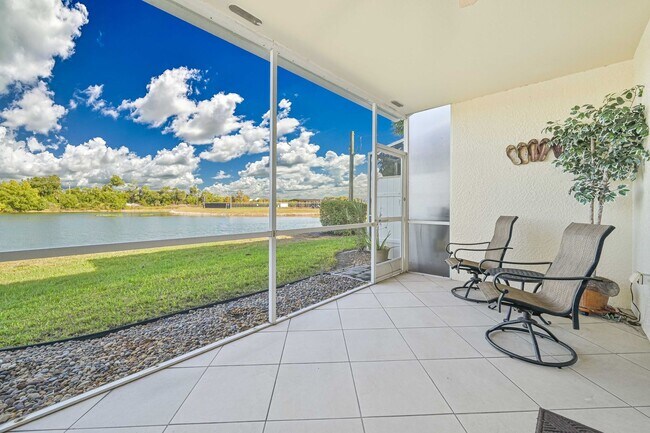 Foto del edificio - NOW AVAILABLE - Cozy Townhome w/ 1 Car Garage in Fort Myers!