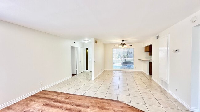 Foto del edificio - Lovely Downstairs, Entry Level Condo Unit with Garage and Private Yard Space in Downtown Fallbrook!