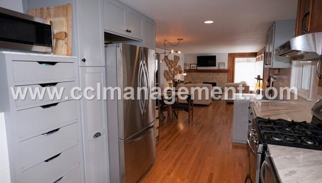 Building Photo - 501 W Dean Ave