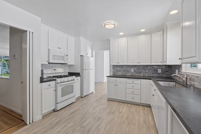 kitchen - 208 Ravenswood Ave