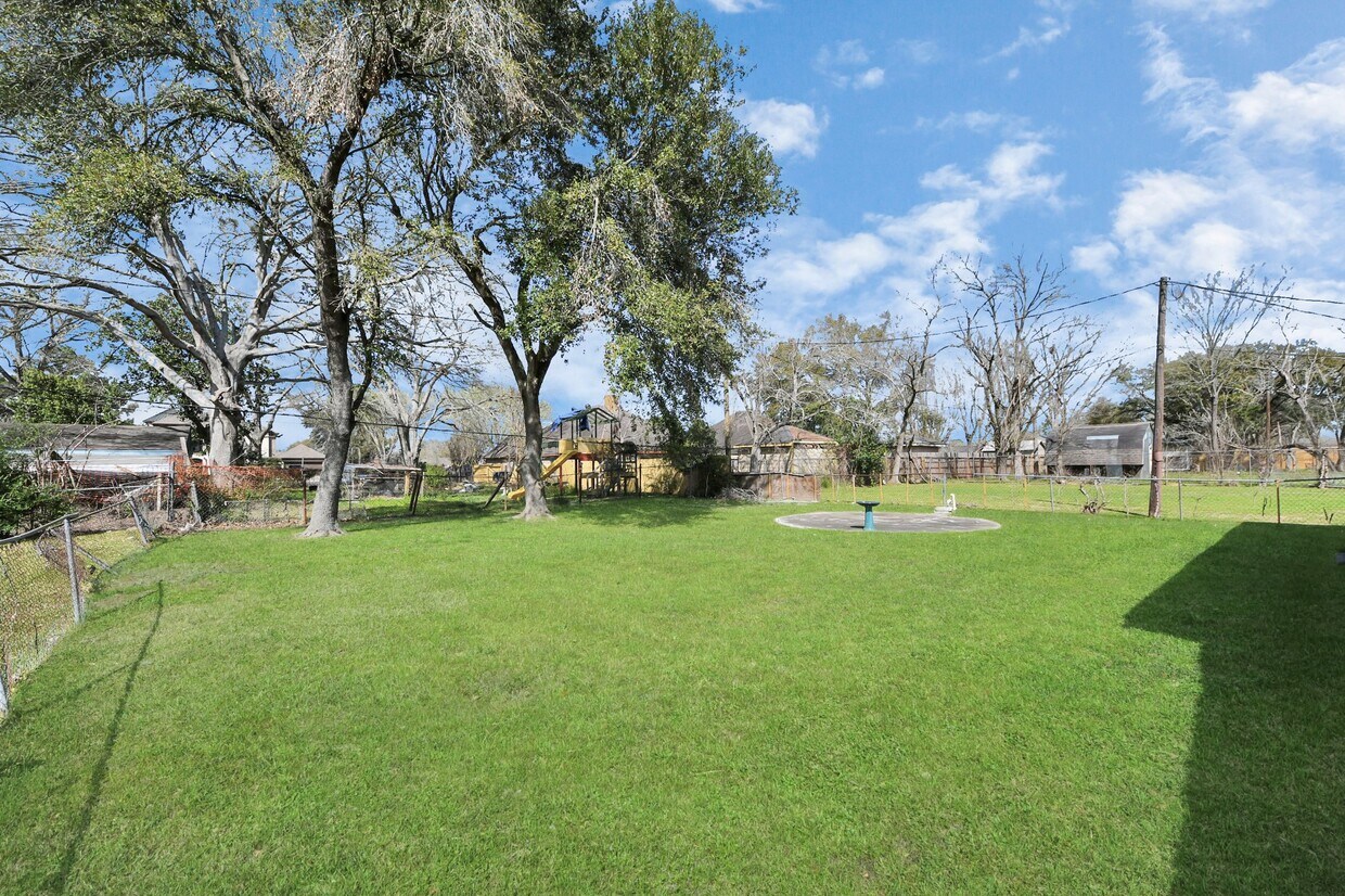 Foto del edificio - 8105 Lanham Ln