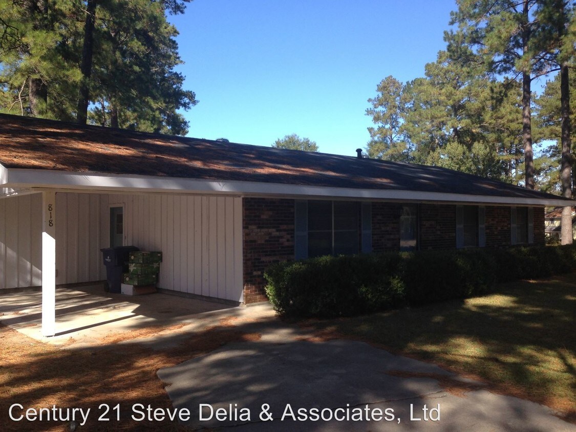 Primary Photo - 818 Chinquapin Dr
