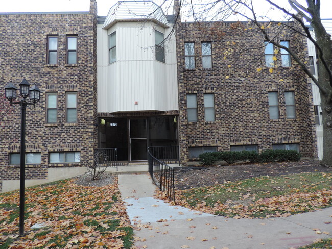 Building Photo - 2275 Country Club Dr