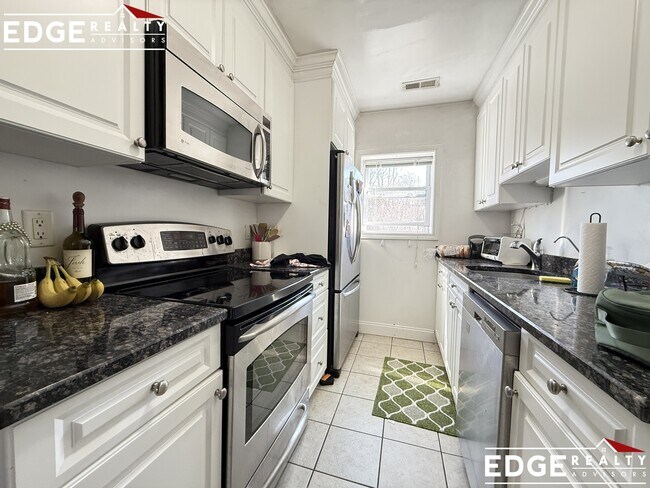 Building Photo - 140 Newton St