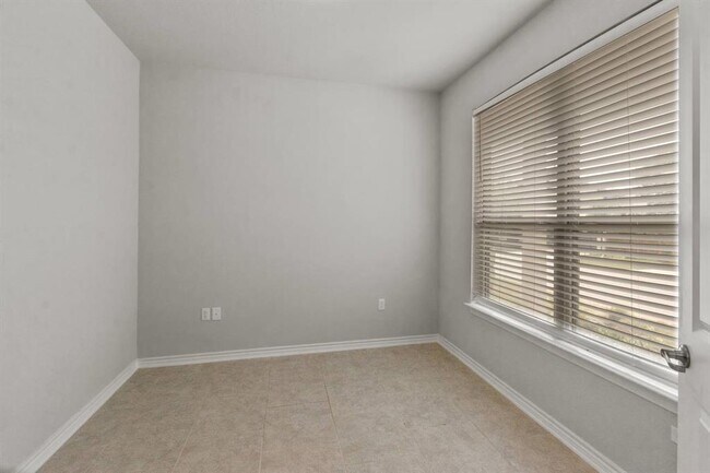 Foto del edificio - 9004 Gage Dr