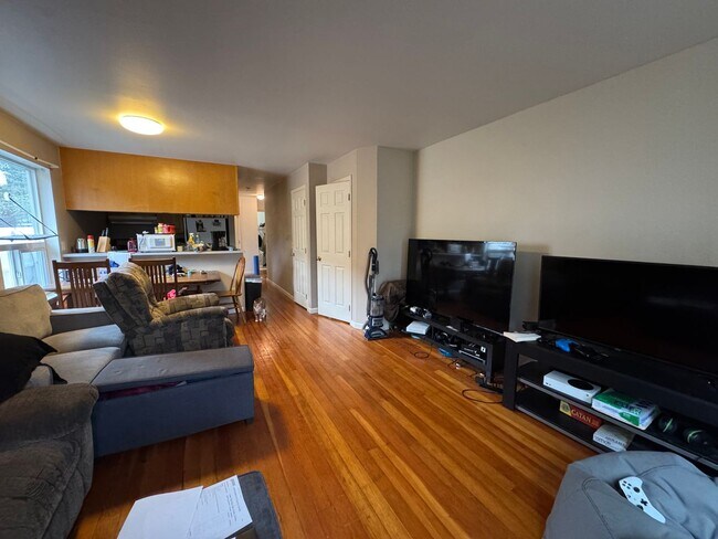 Foto del edificio - 3 Bed 1.5 Bath Townhouse w/ Garage Close t...