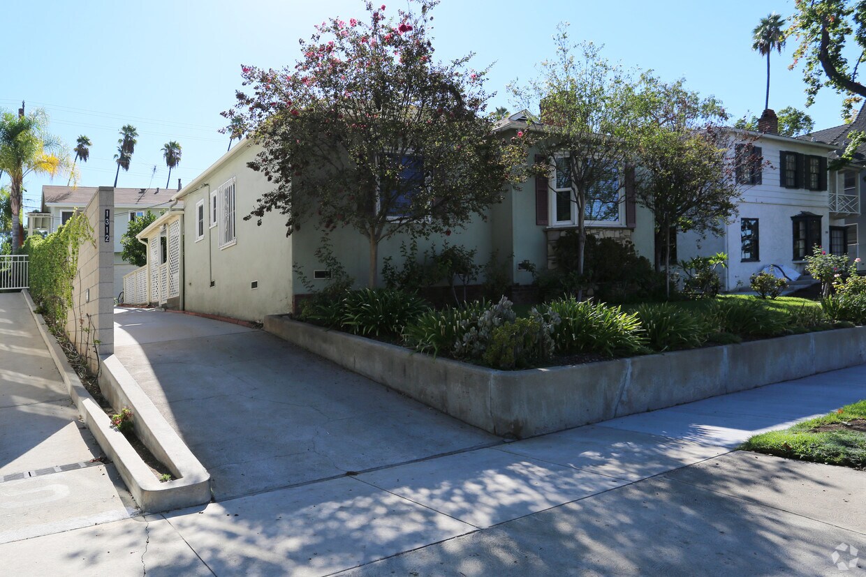 Primary Photo - 1310 N Brand Blvd