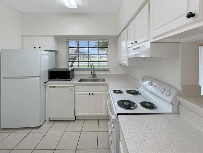 Building Photo - 2421 NW 96th Ter