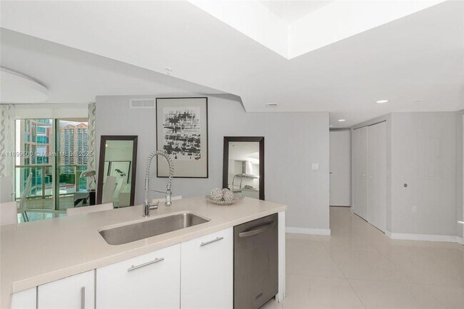 Foto del edificio - 3 bedroom in Sunny Isles Beach FL 33160