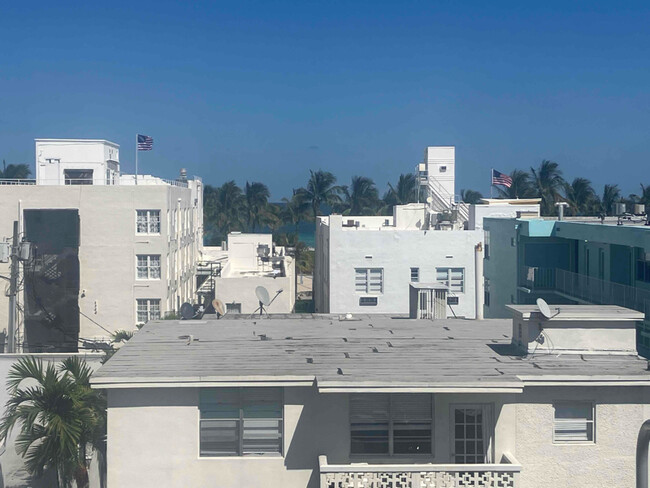 Building Photo - 720 Collins Ave