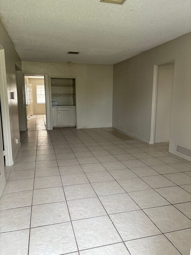 Building Photo - 4-Bedroom, 3-Bath Home in Prime Kissimmee ...