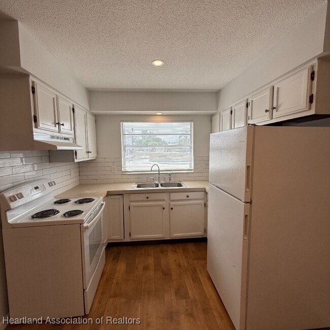 Foto del edificio - 317 E Main St