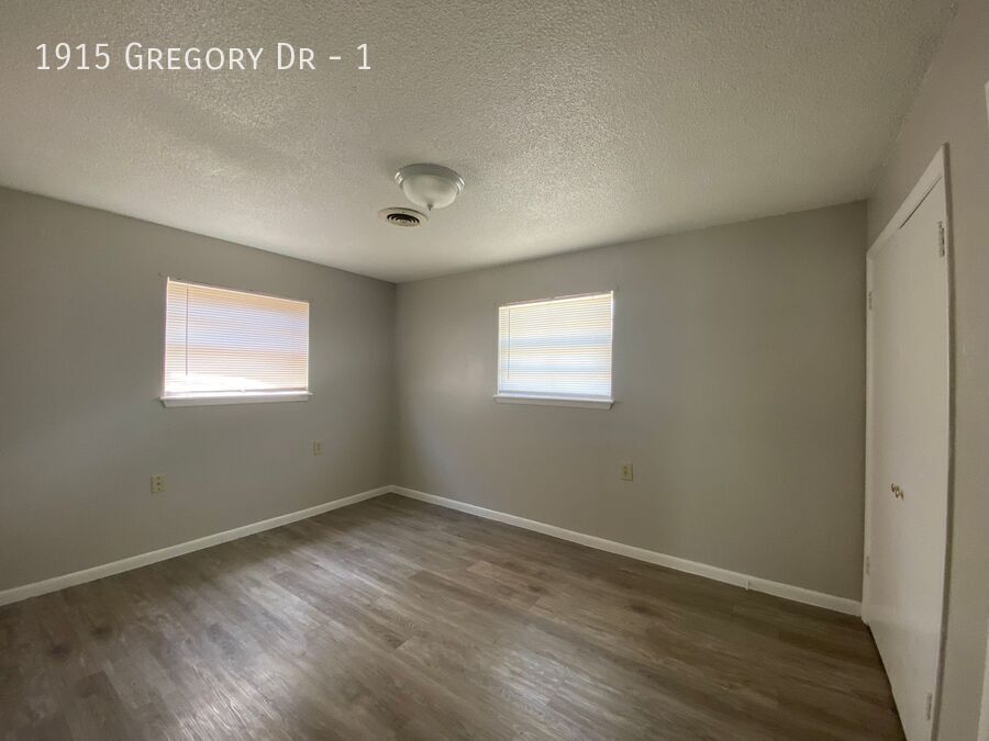 Foto del edificio - 1915 Gregory Dr