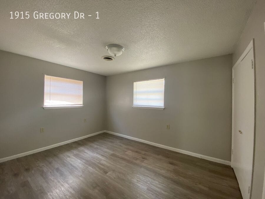 Building Photo - 1915 Gregory Dr