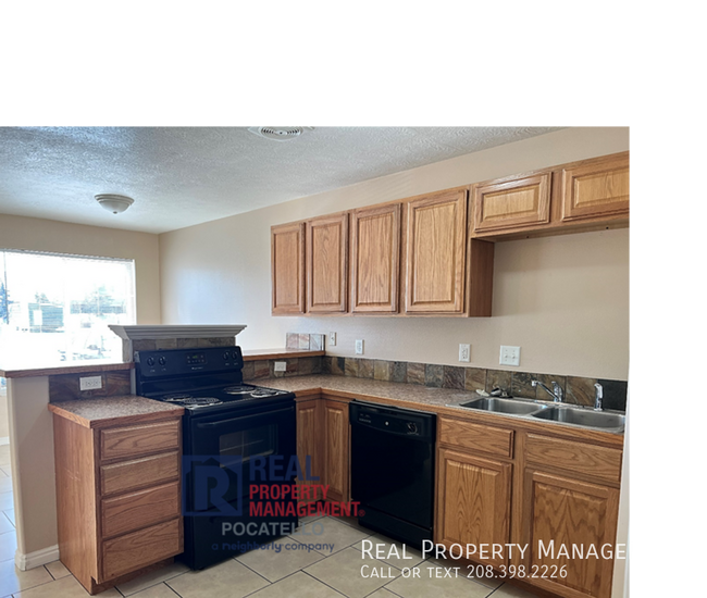 Foto del edificio - 3 Bedroom 1 Bath Duplex - Pet Friendly