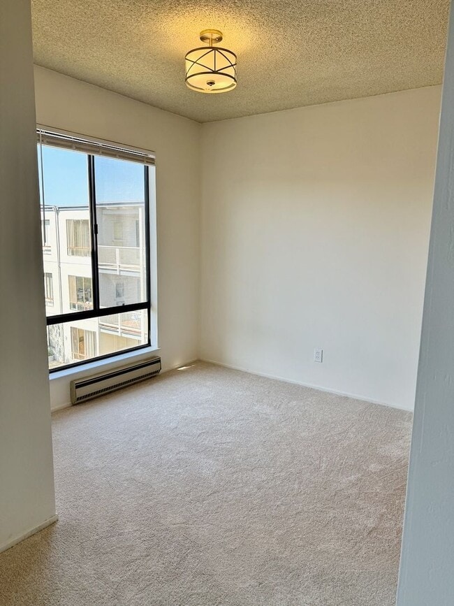 Building Photo - Full Size One Bedroom with Top Floor Privacy