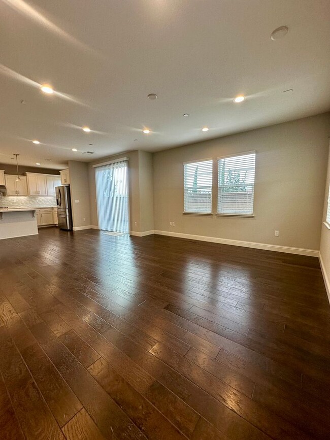 Building Photo - Bright & Spacious Newark Condo!