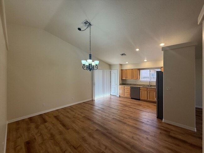 Building Photo - 3 Bedroom 2 Bathroom Home