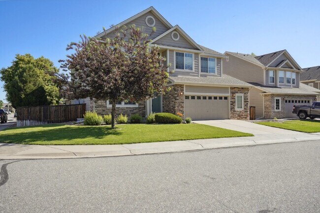 Foto del edificio - Come see this 4 bedroom beauty with over 2...