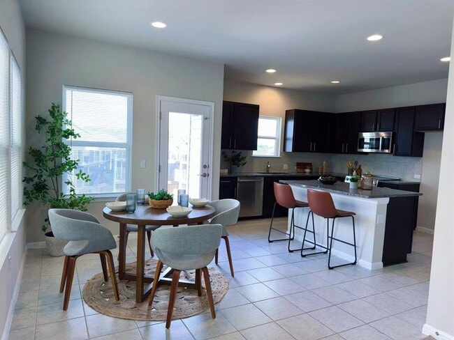 Foto del edificio - 9709 Morning Iris Dr