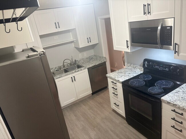 Foto del edificio - 8757 W Helen Dr