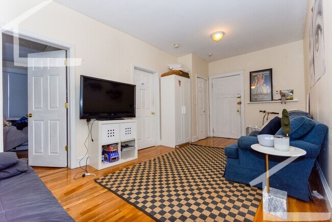 Building Photo - Spacious 4 bedroom