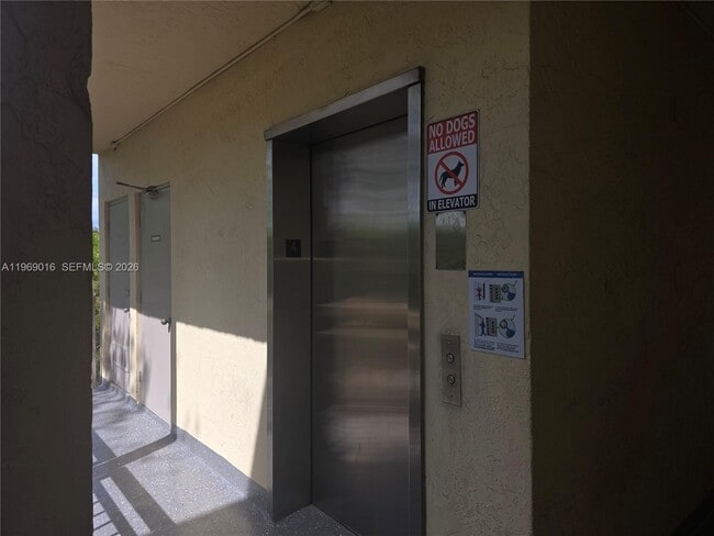 Foto del edificio - 8290 Lake Dr