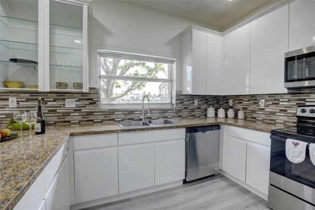 Building Photo - 10956 NW 73rd St