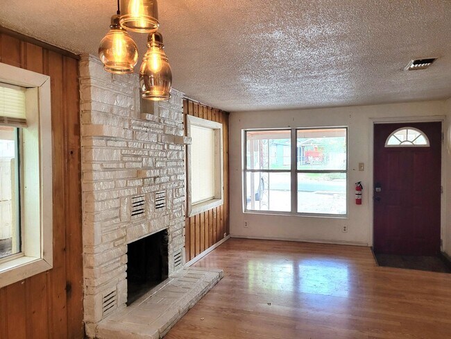 Building Photo - 4 br, 2 bath House - 114 N Begonia (998)