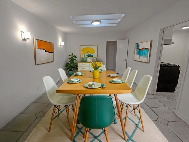 Building Photo - 833 S Plymouth Blvd