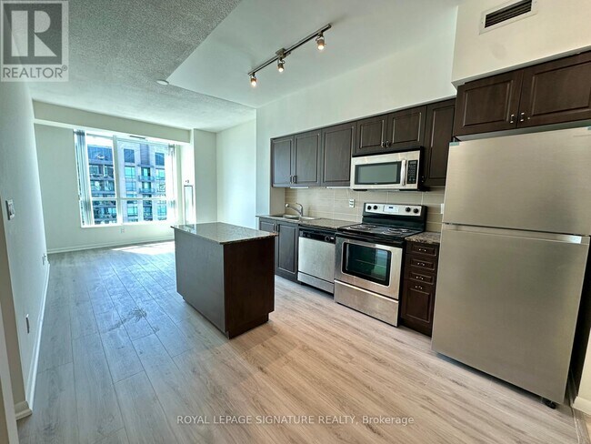 Building Photo - 215 Fort York Blvd
