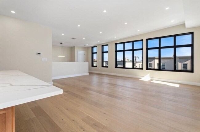 Foto del edificio - 57 Bellingham Ave