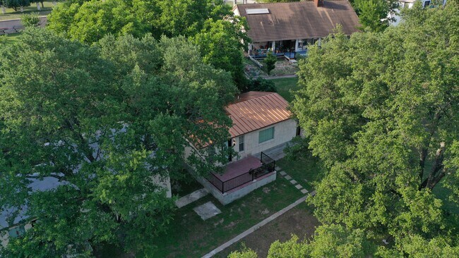 Foto del edificio - 1116 Lakeshore Dr