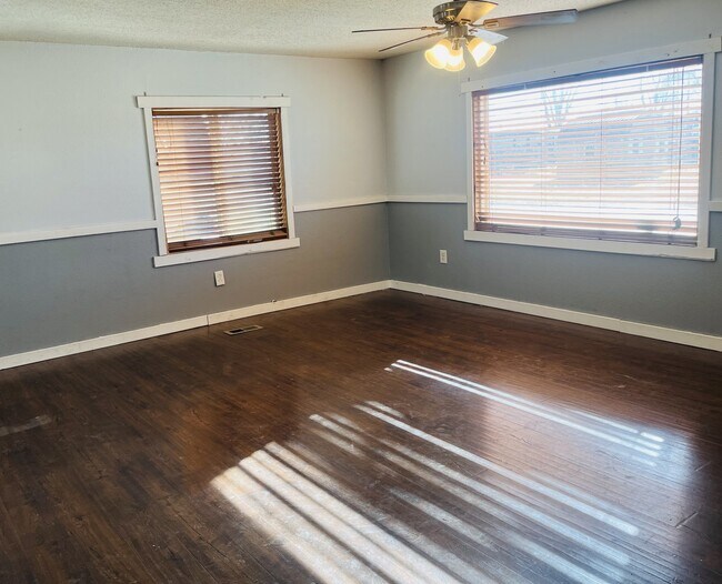 Foto del edificio - 230 N Marnico Ln