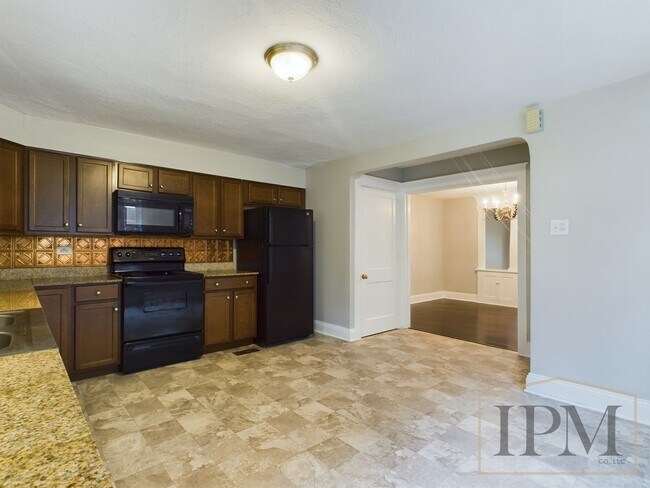 Building Photo - Charming 4 Bedroom Home Located in York Su...