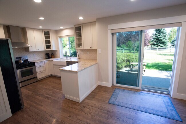 Building Photo - 268 Poplar Dr