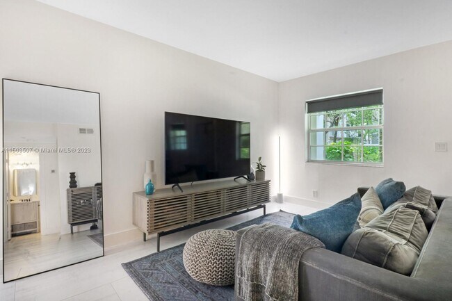 Building Photo - 2660 NE 8th Ave