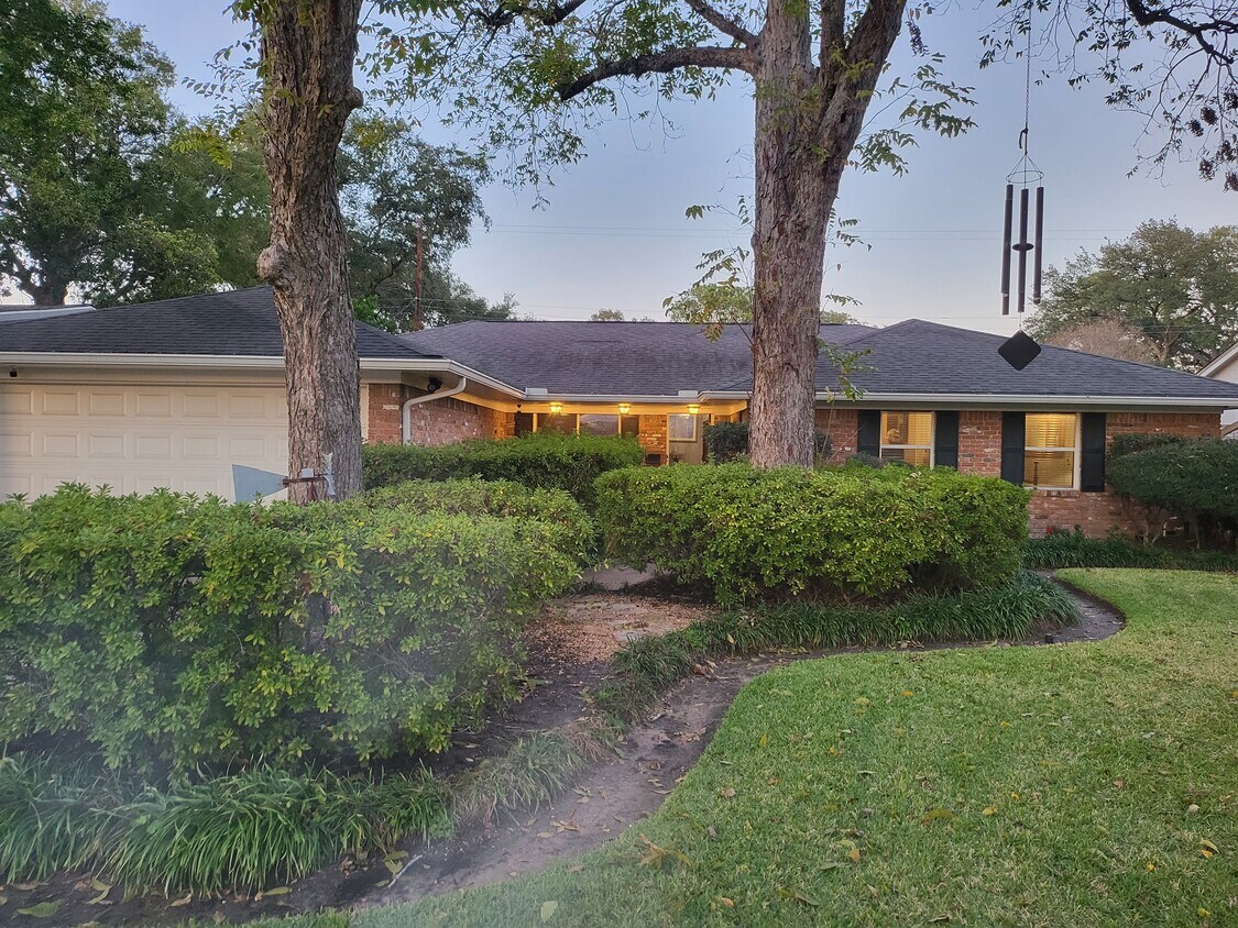 9910 Pine Lake Dr, Houston, TX 77055 House Rental in Houston, TX