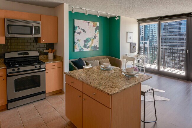 Building Photo - Gorgeous Unit in Luxury Highrise
