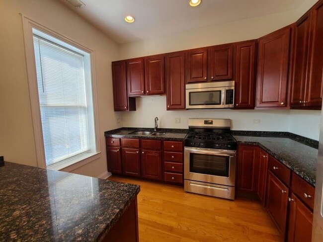 Building Photo - 3 bedroom in Chicago IL 60657