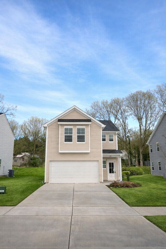 Foto del edificio - Stunning 3BR 2.5BA Home in Mooresville • 2 Car Garage