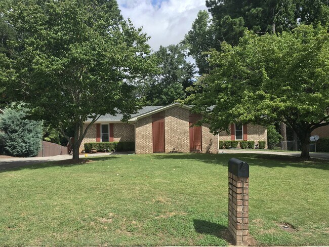 Building Photo - Updated House w/ Pool, Finished Basement &...