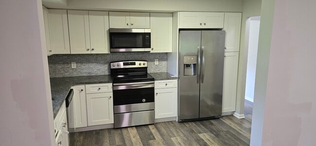 Building Photo - 70 Colonial Dr