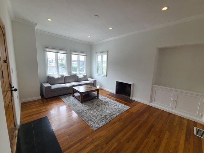 Building Photo - Charming 2 Bed 1 bath "monthly rental" in ...
