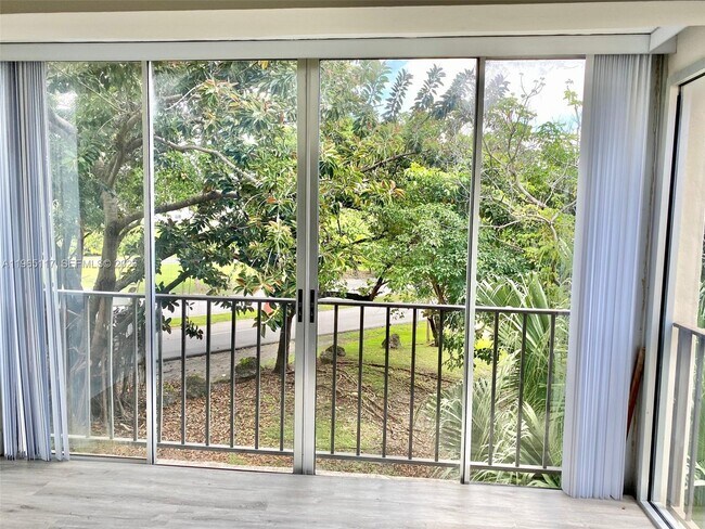 Building Photo - 8897 Fontainebleau Blvd