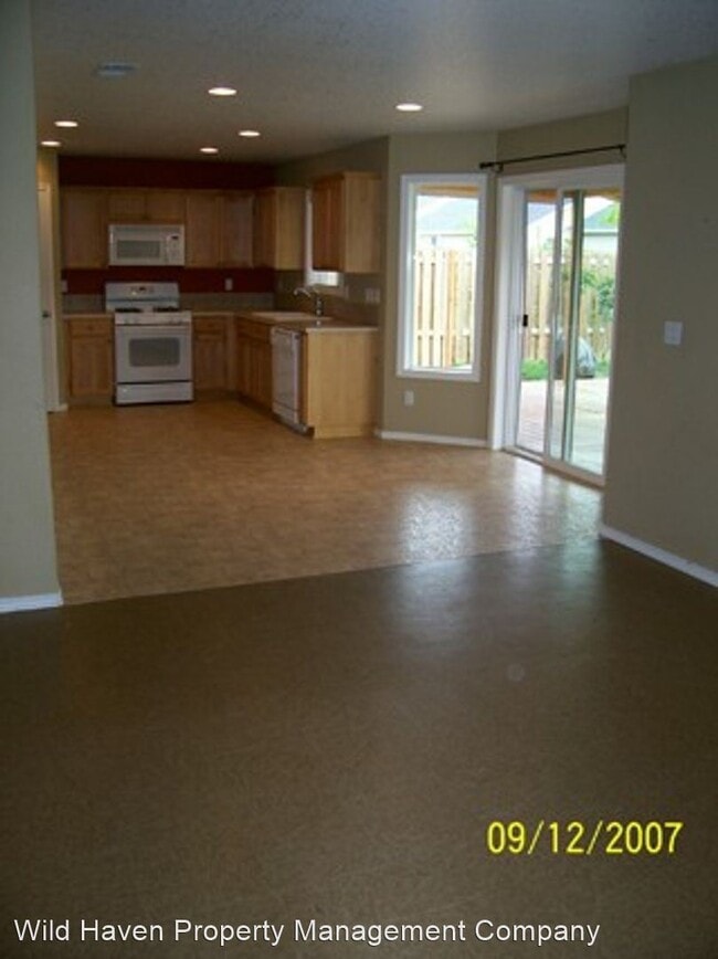 Building Photo - 3548 NE Golden Leaf Ln