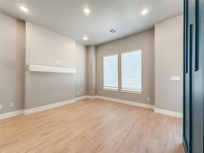 Building Photo - 2610 Crescent Ave