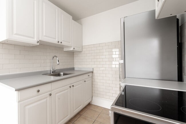 Building Photo - 122 Dowling Ave