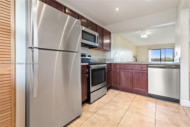 Foto del edificio - 880 NE 207th Terrace