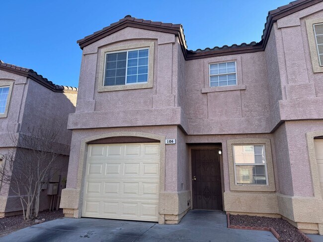 Foto del edificio - Townhome featuring stylish layout in gated...